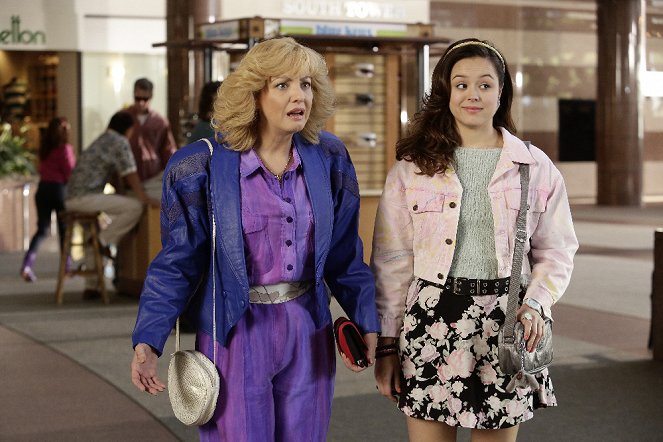 The Goldbergs - Recipe for Death II: Kiss the Cook - Photos - Wendi McLendon-Covey, Hayley Orrantia