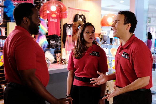 The Goldbergs - Season 4 - The Spencer's Gift - Photos - Chad L. Coleman, Hayley Orrantia, Troy Gentile