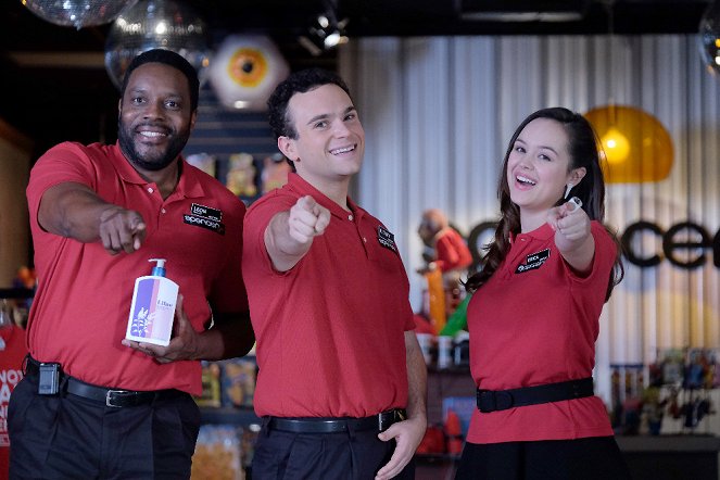 The Goldbergs - Season 4 - The Spencer's Gift - Photos - Chad L. Coleman, Troy Gentile, Hayley Orrantia