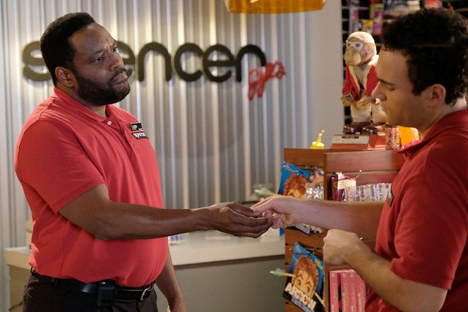 The Goldbergs - The Spencer's Gift - Do filme - Chad L. Coleman, Troy Gentile