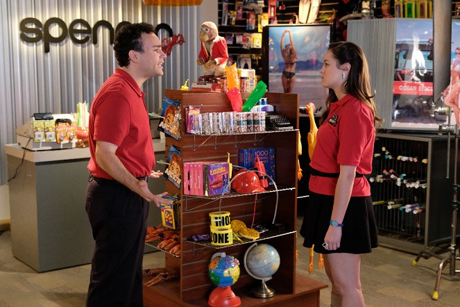 The Goldbergs - The Spencer's Gift - Photos - Troy Gentile, Hayley Orrantia