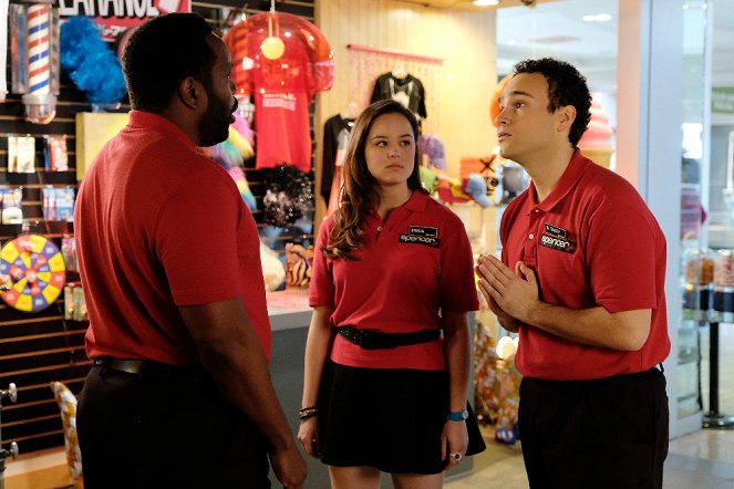 The Goldbergs - The Spencer's Gift - Photos - Chad L. Coleman, Hayley Orrantia, Troy Gentile
