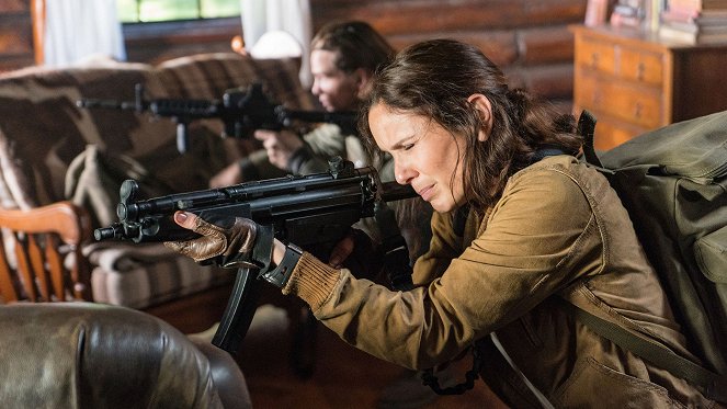 Colony - Matagal - Do filme - Sarah Wayne Callies