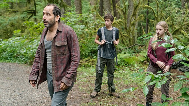 Colony - Matagal - Do filme - Peter Jacobson, Jacob Buster, Isabella Crovetti