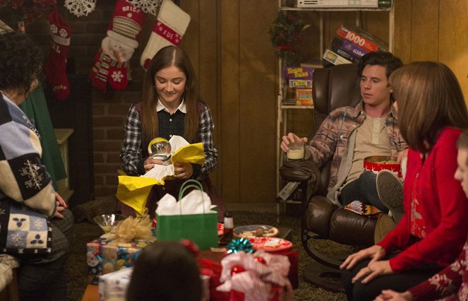 The Middle - The Christmas Miracle - Photos - Laura Ann Kesling, Charlie McDermott
