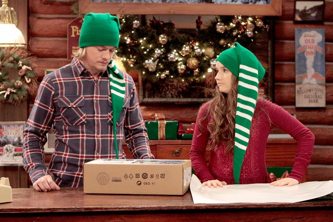 Last Man Standing - Putting a Hit on Christmas - Photos - Christoph Sanders, Kaitlyn Dever