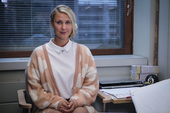 Konttori - Season 1 - Promokuvat - Linda Wiklund