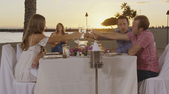 Hawaii Five-0 - Poniu I Ke Aloha - De la película - Lili Simmons, Sarah Carter, Alex O'Loughlin, Scott Caan