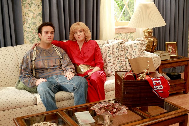 The Goldbergs - Jimmy 5 Is Alive - Photos - Troy Gentile, Wendi McLendon-Covey