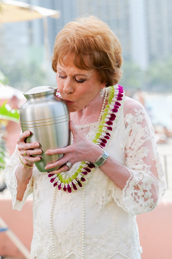 Hawaii Five-0 - Ua Ola Loko I Ke Aloha - Van film - Carol Burnett