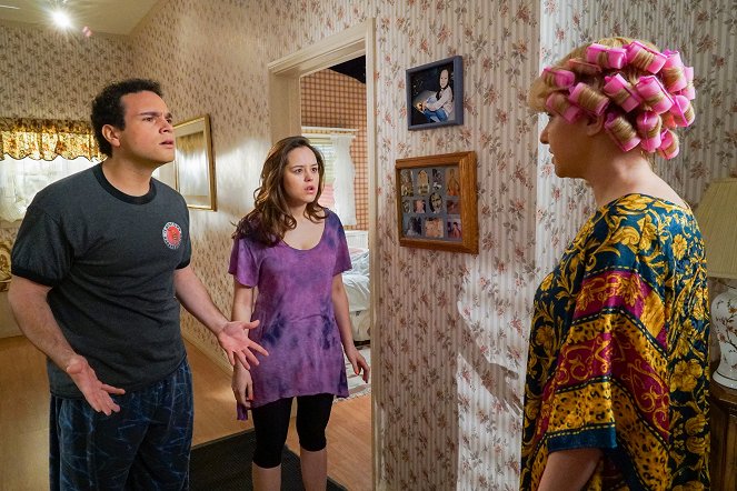 The Goldbergs - Smother's Day - Photos - Troy Gentile, Hayley Orrantia, Wendi McLendon-Covey