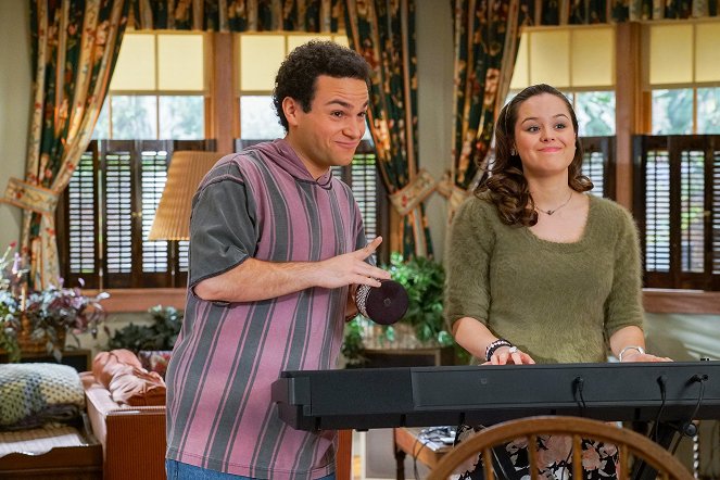 The Goldbergs - Smother's Day - Photos - Troy Gentile, Hayley Orrantia