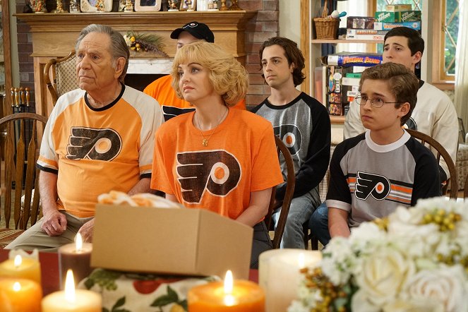 The Goldbergs - Season 3 - Big Orange - Photos - George Segal, Wendi McLendon-Covey, Sean Giambrone