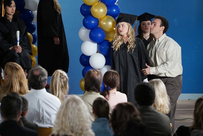 The Goldbergs - Graduation Day - Do filme - AJ Michalka, Hayley Orrantia, Troy Gentile