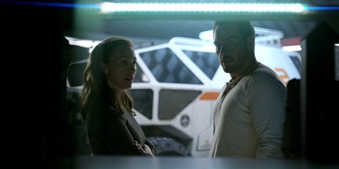 Lost in Space - Infestation - Photos - Molly Parker, Toby Stephens