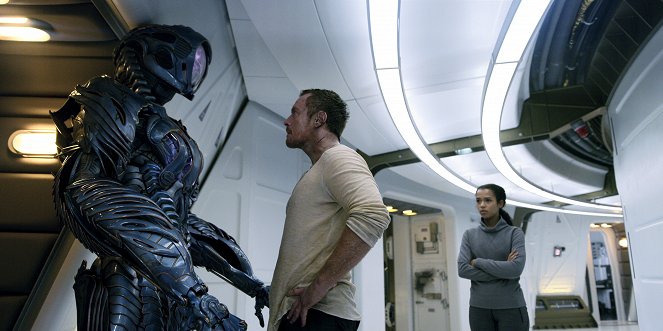 Lost in Space - Infestation - Photos - Toby Stephens, Taylor Russell