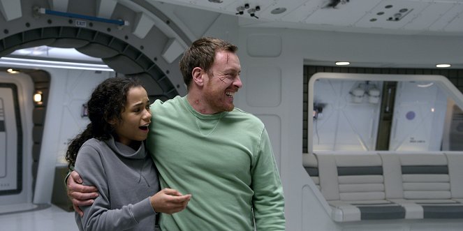 Lost in Space - Infestation - Photos - Taylor Russell, Toby Stephens