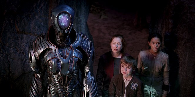 Lost in Space - The Robinsons Were Here - Photos - Mina Sundwall, Maxwell Jenkins, Taylor Russell