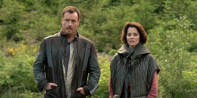 Lost in Space - Transmission - Photos - Toby Stephens, Parker Posey