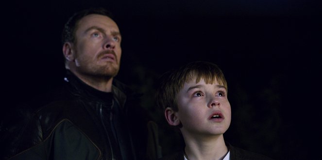 Lost in Space - Transmission - Photos - Toby Stephens, Maxwell Jenkins