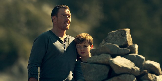 Lost in Space - Eulogy - Photos - Toby Stephens, Maxwell Jenkins