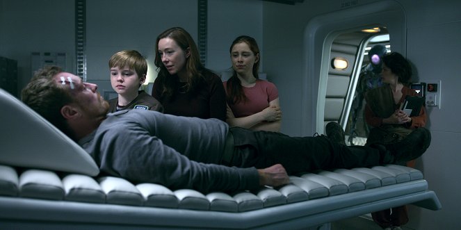 Lost in Space - Eulogy - Photos - Toby Stephens, Maxwell Jenkins, Molly Parker, Mina Sundwall