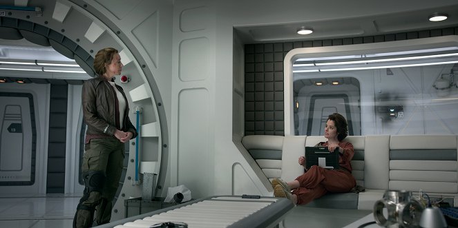 Lost in Space - Eulogy - Van film - Molly Parker, Parker Posey