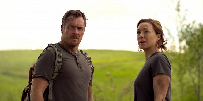 Lost in Space - Trajectory - Photos - Toby Stephens, Molly Parker