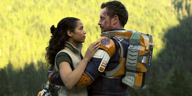 Lost in Space - Trajectory - Photos - Taylor Russell, Toby Stephens
