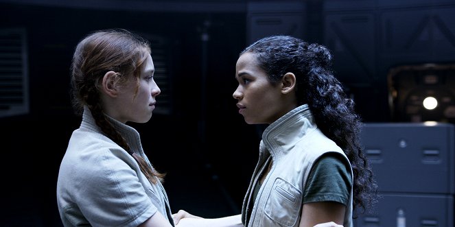 Lost in Space - Resurrection - Photos - Mina Sundwall, Taylor Russell