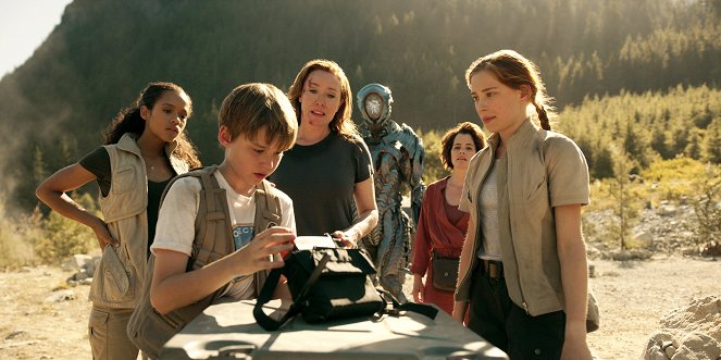 Lost in Space - Danger, Will Robinson - Photos - Taylor Russell, Maxwell Jenkins, Molly Parker, Parker Posey, Mina Sundwall