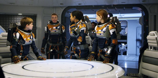 Lost in Space - Danger, Will Robinson - Photos - Maxwell Jenkins, Molly Parker, Taylor Russell, Mina Sundwall