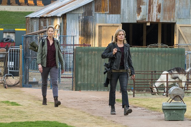 Fear the Walking Dead - Another Day in the Diamond - Photos - Jenna Elfman, Kim Dickens
