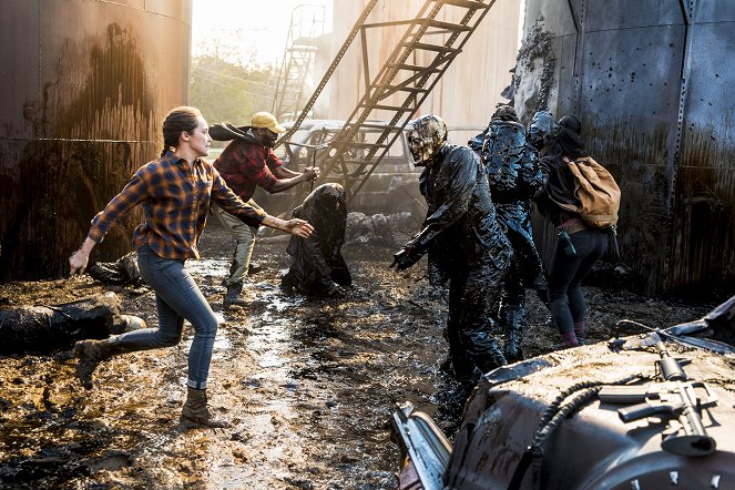 Fear the Walking Dead - Another Day in the Diamond - Photos - Alycia Debnam-Carey