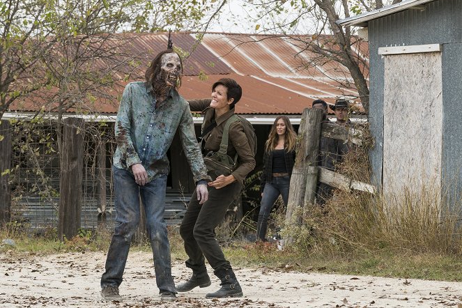 Fear the Walking Dead - Good out Here - Photos - Maggie Grace, Alycia Debnam-Carey