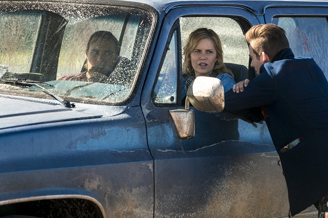 Fear the Walking Dead - Good out Here - Photos - Frank Dillane, Kim Dickens