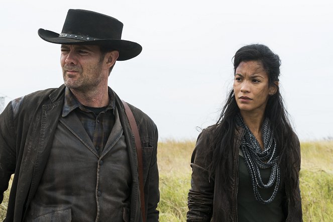 Fear the Walking Dead - Good out Here - Photos - Garret Dillahunt, Danay Garcia
