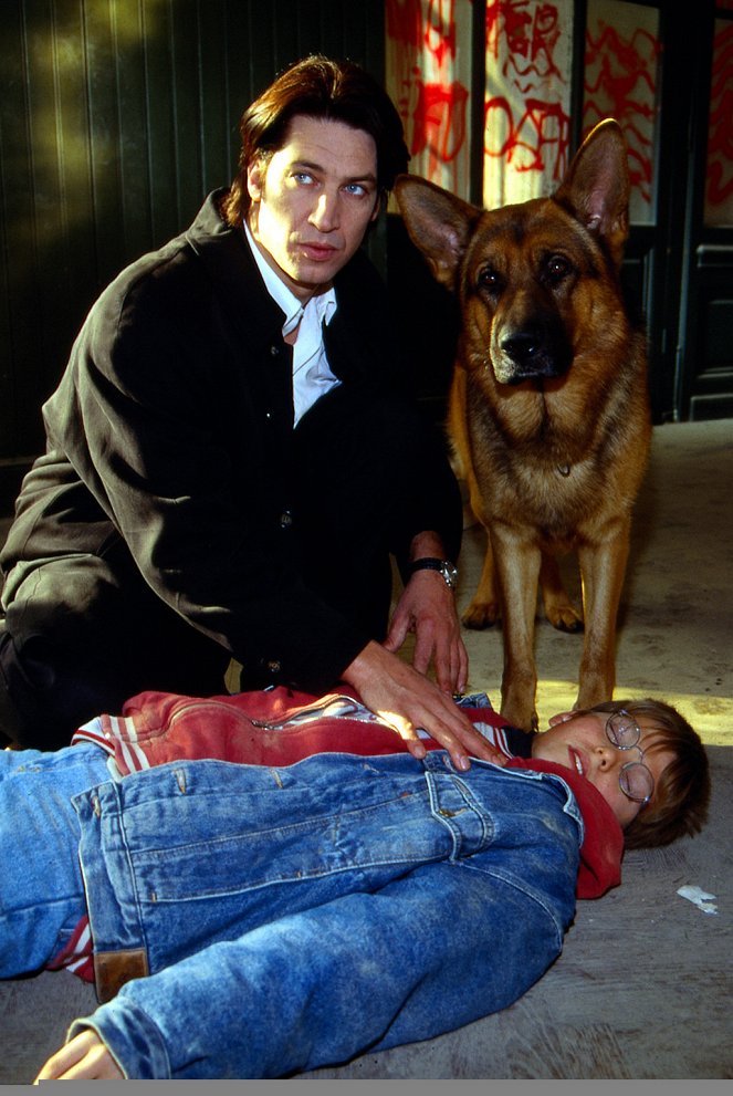 Rex: Un policía diferente - Tod eines Kindes - De la película - Tobias Moretti, Reginald von Ravenhorst el perro