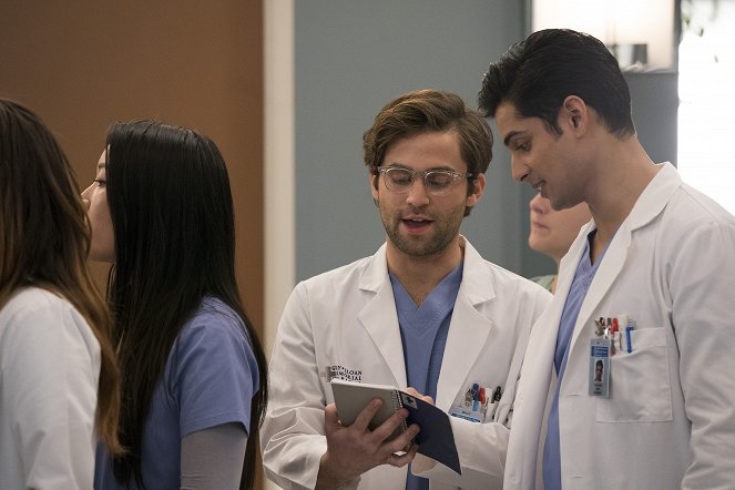 Grey's Anatomy - Die jungen Ärzte - Anruf aus Madrid - Filmfotos - Jake Borelli, Rushi Kota