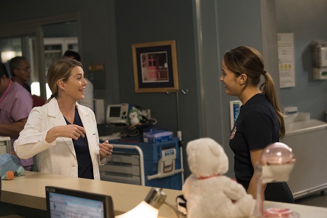 Grey's Anatomy - You Really Got a Hold on Me - Photos - Ellen Pompeo, Jaina Lee Ortiz