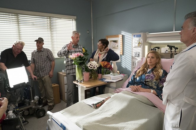 Grey's Anatomy - Season 14 - Caught Somewhere in Time - Van de set