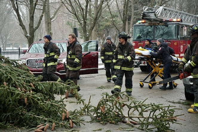 Chicago Fire - One for the Ages - Van film - Miranda Rae Mayo, Christian Stolte, Jesse Spencer, Yuriy Sardarov, Monica Raymund, Kara Killmer