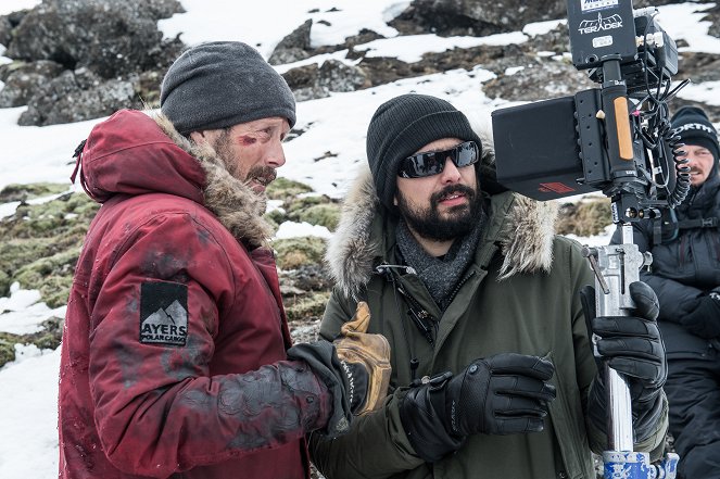 Arctic: Ledové peklo - Z natáčení - Mads Mikkelsen, Joe Penna
