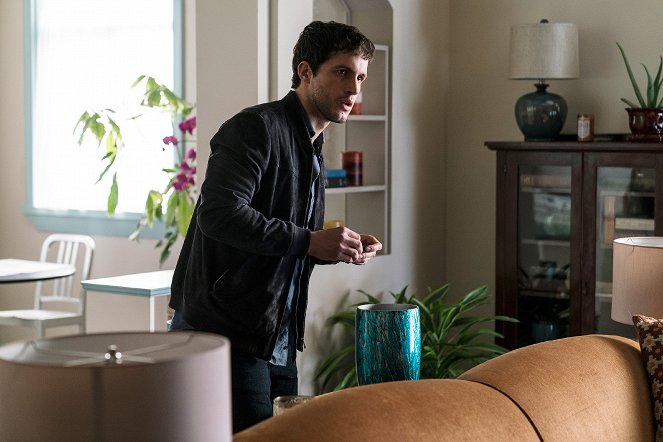 Imposters - Season 1 - Ladies and Gentlemen, the Doctor Is In - Photos - Rob Heaps
