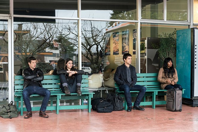 Imposters - Always Forward, Never Back - De la película - Parker Young, Marianne Rendón, Rob Heaps