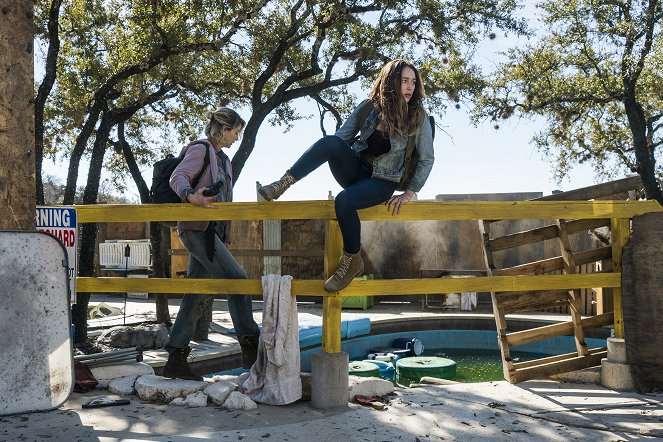 Fear the Walking Dead - Begraben - Filmfotos - Jenna Elfman, Alycia Debnam-Carey