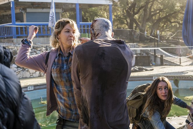 Fear the Walking Dead - Buried - Photos - Jenna Elfman, Alycia Debnam-Carey