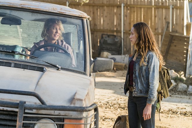 Fear the Walking Dead - Season 4 - Buried - De la película - Jenna Elfman, Alycia Debnam-Carey