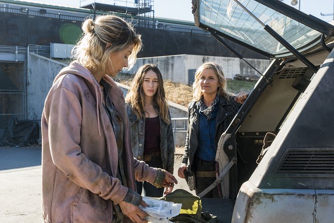 Fear the Walking Dead - Season 4 - Buried - Photos - Jenna Elfman, Alycia Debnam-Carey, Kim Dickens