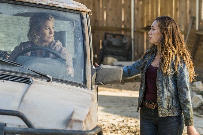 Fear the Walking Dead - Season 4 - Buried - Van film - Jenna Elfman, Alycia Debnam-Carey